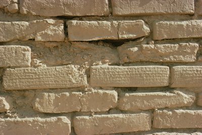 Detalhe de tijolos com inscrições cuneiformes do Ziggurat, construído pelo Elamite King Untash-Gal (c.1265-46 BC) (foto) de Unbekannt