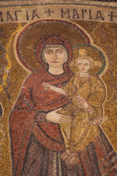 Detalhe do Mosaico do século VI na igreja de Panagia Angeloktistos em Kiti, representando a Virgem Maria e Jesus entre os dois arcanjos Michel e Gabriel Região Larnaca, Chipre. de William M. Timlin