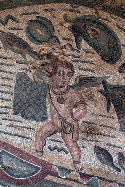Detalhe do mosaico da pesca Putti. Pescaria de rede. Século III - IV. Villa Romana do Casale, Sicília. Site da UNESCO. de William M. Timlin
