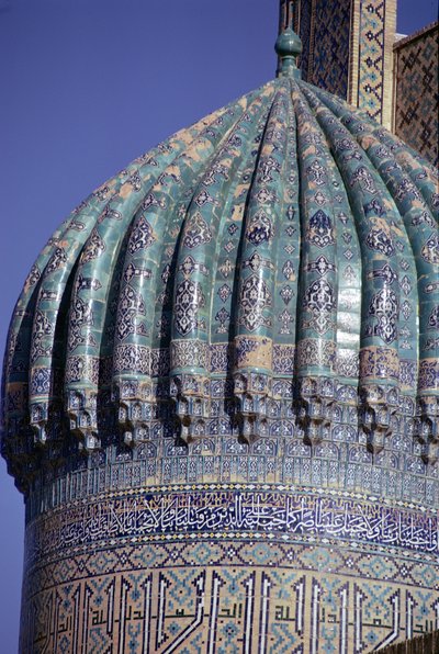 Detalhe da cúpula azulejada da Shirdar Madrasa, período Timúrida, Praça Rigestan, c.1619-35 (foto) de Unbekannt