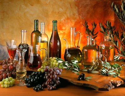 Dieta: natureza morta com decantadores de vinho, cachos de uvas, garrafas de azeite e azeitonas. de William M. Timlin