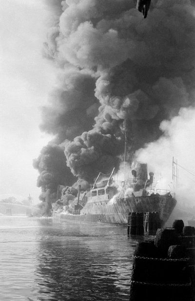 EXPLOSÃO DO TANQUEADOR DE PETRÓLEO "ROSARIO PELLEGRINO" EM PORTO MARGHERA, VENEZA - 1960 de Unbekannt