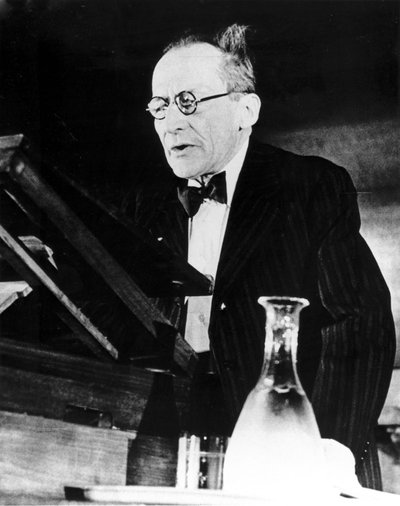 Erwin Schrodinger, físico austríaco, proferindo uma palestra de Unbekannt