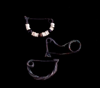 Arte etrusca: três tipos de fíbulas de bronze da tumba 59 de Poggio Selciatello, Pian della Regina, Tarquinia - século IX aC - Dim 3,8 cm 3,3 cm e 3,5 cm - de Unbekannt