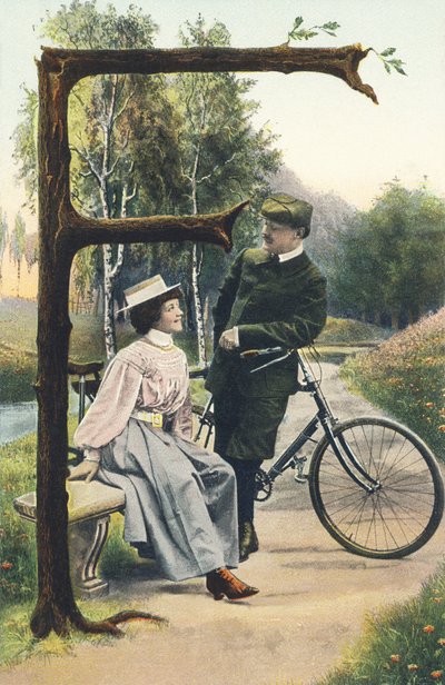 F: Um homem vestido de ciclista e apoiado na sua bicicleta está falando com uma mulher sentada num banco. Decoração do campo - Alfabeto caracteres Ref Th. E., L. Theochrom - Serie 994. Theodor Eisman, editor, Leipzig de Unbekannt
