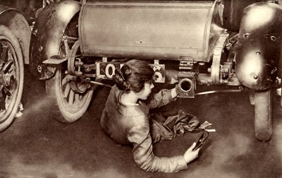 Mulher mecânica durante a 1ª Guerra Mundial de Unbekannter Künstler