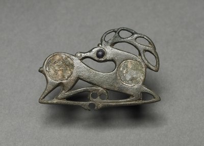 Fíbula na forma de um veado recostado, c.400 de Unbekannt
