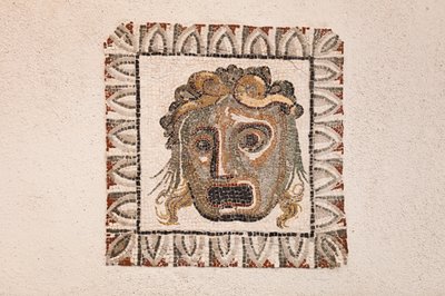Mosaico de chão datado do século I a.C. representando uma máscara de Dionísio, de uma villa romana perto de Ruffinella em Roma, museu nacional de Roma (museo nazionale romano), Roma, Itália de Unbekannter Künstler