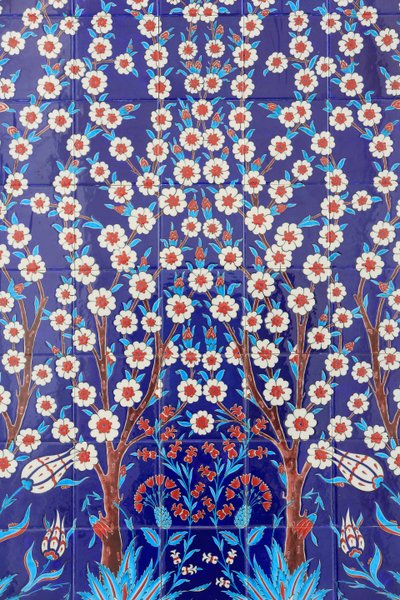 Flores. Um dos 80 painéis de Iznik - azulejos de cerâmica altamente decorados, populares no século XVI - que se destacam nos edifícios imperiais e religiosos de Istambul. Mesquita Sheikh Zayed. 1995. Emirado de Abu Dhabi. de Unbekannt