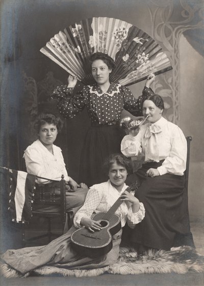 Four Ladies with Horn, Guitar and Fan, France, c.1920 (foto a p/b) de Unbekannter Künstler