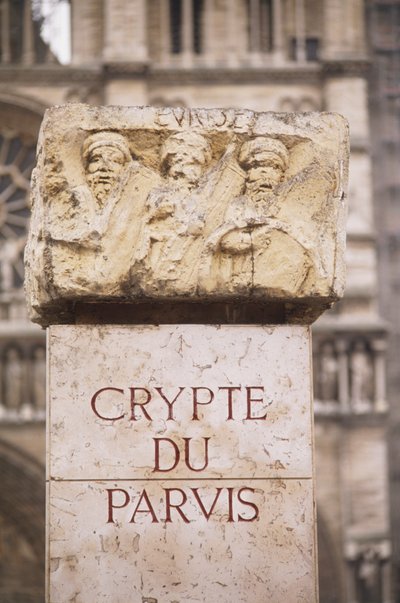 França, Paris, inscrição Crypte du Parvis em crypte archeologique, na Ile de la Cite, pedra com inscrição e entalhes. de Unbekannt