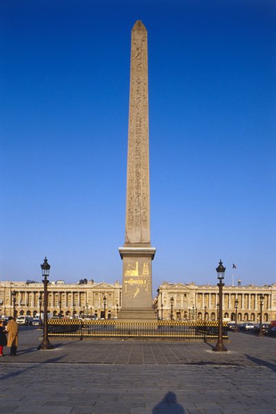 França, Paris, Obelisco de Luxor na Place de la Concorde, obelisco egípcio sobre o edifício coberto de gravuras hieroglíficas douradas. de Unbekannt