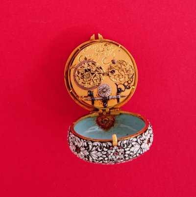 Relógio de bolso francês com caixa dourada esmaltada em relevo com flores brancas e folhagem com marcas pretas, de Goullons, c.1650 (mostrando placa interior, ver também 66857) de Unbekannt