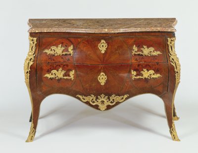Cómoda serpentina francesa com suportes de bronze dourado e tampo de mármore, c.1740 de Unbekannt