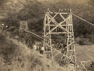 Fresno, Califórnia: 1890 Esta fotografia de C.C. Curtis mostra a ponte Smith e Moore sobre o rio Kings, que faz parte da calha construída por Hiram T. Smith e Austin D.Moore, para transportar madeira para o fundo das Serras para a sua empresa, a Kings Rive de Unbekannt