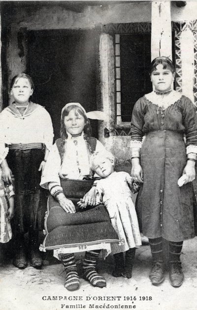 Grécia, Macedoine: retrato de uma família macedónia - Postcard 1914-1918 de William M. Timlin
