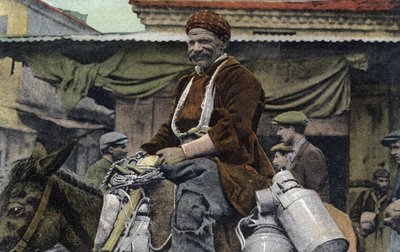 Grécia, Salónica (ou Salónica): homem sorridente cavalga num burro, com latas, na praça da marcha - Postcard 1914-1918 de Unbekannt