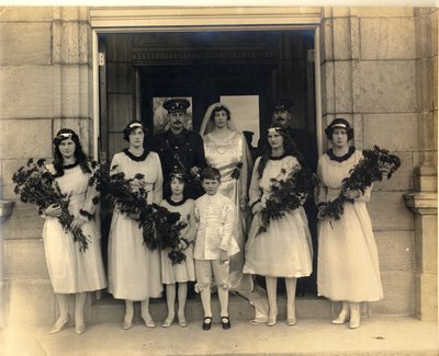 Fotografia de casamento em grupo de Lady Maud Cavendish e Capitão Macintosh de William M. Timlin