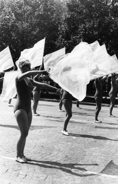 Desfile de ginastas em Bucareste. de Unbekannt