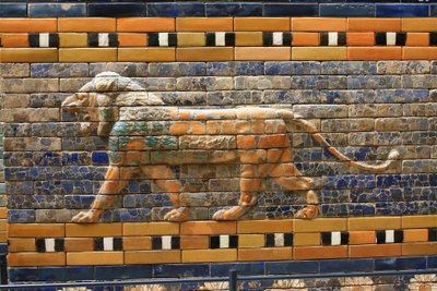 Porta Ishtar originalmente pertencente ao Templo de Bel, construído na Babilónia (Iraque) pelo Rei Nabucodonosor II - Porta Ishtar, detalhe, Museu Pergamon, Ilha dos Museus, Berlim, Alemanha, Europa de Unbekannter Künstler