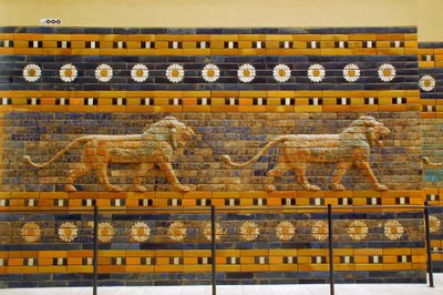 Porta Ishtar originalmente pertencente ao Templo de Bel, construído na Babilónia (Iraque) pelo Rei Nabucodonosor II - Ishtar Gate Processional Way Pergamon museu, ilha Museu, Berlim Alemanha de Unbekannter Künstler