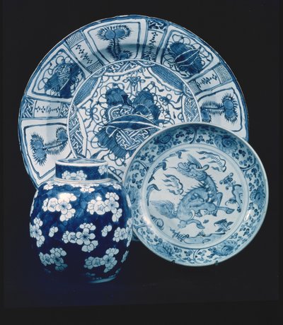Travessa de porcelana Kraak, período Wan Li (1573-1619); prato provinciano do início do século XVI; Pote de gengibre em porcelana azul e branca, período K&39;ang Hsi (1662-1722) de Unbekannt