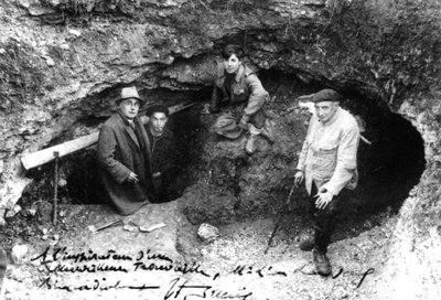 Leon Laval, Marcel Ravidat, Jacques Marsal e Abbot Breuil na Entrada da Gruta de Lascaux, Montignac, França de Unbekannt