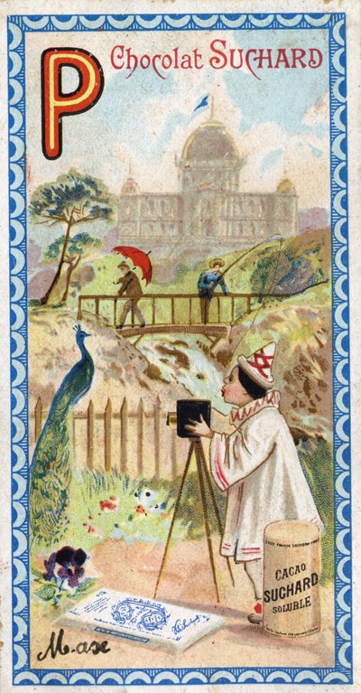 Carta P: palácio, pavilhão, guarda-chuva, fotógrafo, ponte, pesca, pavão, pensee. Gravura do Alfabeto editada por Chocolat Suchard, início do século XX. 24 cromolitógrafos representando lugares, personagens e objetos a serem descobertos em de Unbekannt