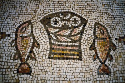 Pães e peixes, mosaico na igreja da Multiplicação, século IV, Tabgha, Israel de William M. Timlin