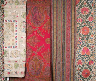 LtoR: Mihrab Susani, Uzbequistão, final do século XIX (seda); Shawl, Caxemira, feito por Momtaz de Unbekannt