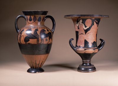 LtoR:orientalizing black-figure amphora, grego, século VI AC; red-figure calyx-krater, grego, sul da Itália, século IV AC (olaria) de Unbekannt