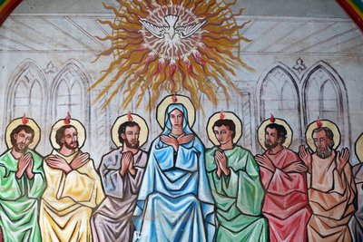 Santuário mariano de Nossa Senhora do Lago Togo. O Espírito Santo descendo sobre a Virgem Maria e os Apóstolos. Pintura. Togo de Unbekannt