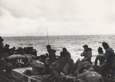 Marines of 41 (RM) Commando a bordo do LCT (Landing Craft Tank) 532, aproximando-se de Westkapelle durante os desembarques em Walcheren, Holanda de Unbekannt