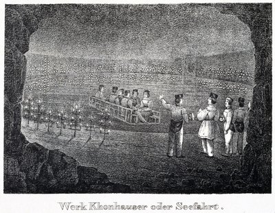 Mina de sal: um grupo de visitantes atravessando o lago salino subterrâneo da mina em um barco, em Durrnburg, Áustria de Unbekannt