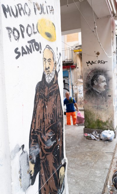 Monge com spray de tinta e Marlon Brando_ de Benjamin Baud