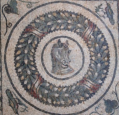 Mosaico do peristilo. Pormenor representando a cabeça de um cavalo. Século III - IV. Villa Romana do Casale, Sicília. Site da UNESCO. de William M. Timlin