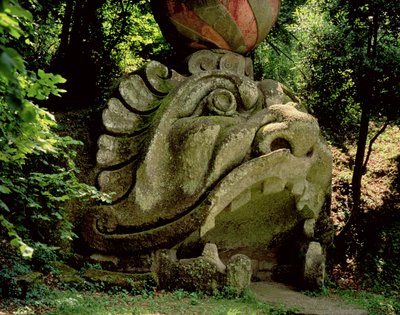 Boca de uma caverna fantástica em forma de cabeça de monstro, dos jardins do Parco dei Mostri (Parque dos Monstros) dispostos entre 1550-63 pelo Duque de Orsini, aos desenhos de Giacomo Barozzi da Vignola (pedra) (foto) de Unbekannt
