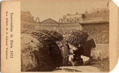 Município de Paris (1871): duas comunas posando perto dos escombros da coluna caída da Place Vendome em Paris. Fotografia anónima. Dim. 10,5x6,4 cm de Unbekannt