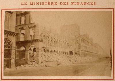Município de Paris (1871): vista do Ministério das Finanças em ruínas em Paris, em maio de 1871. Fotografia de Pierre Pepetit. Impressão em papelão, Dim. 9x5,4 cm de Unbekannt