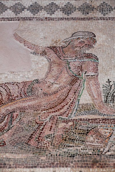 Narciso olhando para o seu reflexo numa piscina de água - Mosaicos de Paphos, Casa de Dionysos - Fim do século II d.C. - Chipre - Contemplação de Narciso sobre uma bacia - Mosaicos de Paphos, Casa de Dionysos - Fim do II Ciecle ap JC - Site da UNESCO, Cypr de William M. Timlin