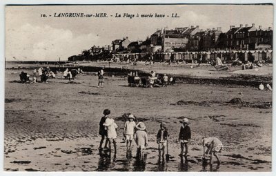 Normandia, Calvados (14), Langrune sur Mer (Langrune-sur-Mer): um grupo de crianças brincando na praia em mareee low Postcard no final do século XIX - início do século XX de William M. Timlin