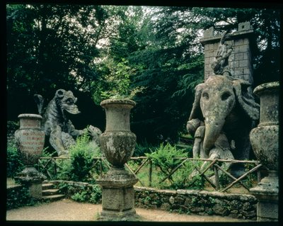 Um dos elefantes de Aníbal e um dragão lutando com um leão, esculturas dos jardins do Parco dei Mostri (Parque dos Monstros) dispostas entre 1550-63 pelo Duque de Orsini, para desenhos de Giacomo Barozzi da Vignola (1507-73) (pedra) (foto) (para detalhes v de Unbekannt
