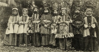 Mulheres Osetini em traje tradicional Grupo minoritário na União Soviética de Benjamin Baud