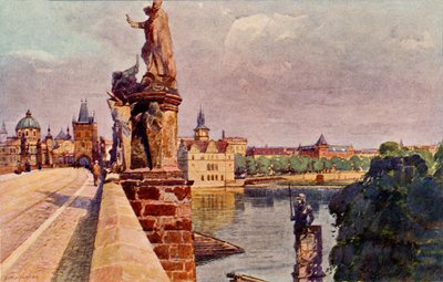 PRAGA - o rio Vltava que passa por baixo da Ponte Carlos, com as suas grandes estátuas e as pessoas a passear ao longo da ponte de Unbekannter Künstler