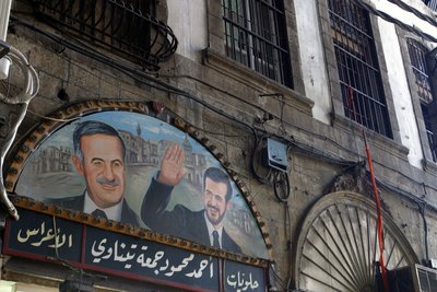 Pintura pelo Presidente Assad e seu filho Bassel sobre o souk em Damasco, Síria. de Unbekannt
