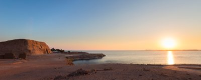 Vista panorâmica do pequeno templo de Nefertari, Abu Simbel, Egipto de Unbekannter Künstler