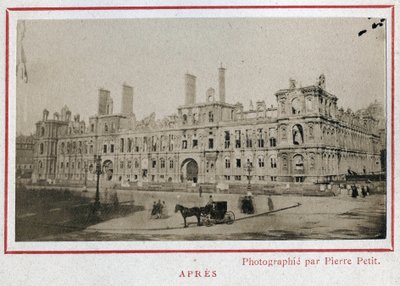 Comuna de Paris (1871): vista do Hotel de Ville em Paris após o seu incêndio em Maio de 1871. Fotografia de Pierre Pepetit. Impressão em papelão, Dim. 9x5,4 cm de Unbekannt