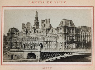 Comuna de Paris (1871): vista do Hotel de Ville em Paris antes do seu incêndio em Maio de 1871. Fotografia de Pierre Pepetit. Impressão em papelão, Dim. 9x5,4 cm de Unbekannt