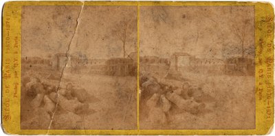 Cerco de Paris (1871): vista da cidade durante o cerco da cidade pelos prussianos entre 20/09/1870 e 28/01/1871. Fotografia de Q.V.. Impressão em papelão Dim. 17x6,9 cm de Unbekannt