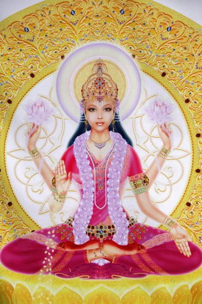 Foto mostrando Lakshmi, deusa da riqueza e consorte do Senhor Vishnu, sentada com flores de lótus de Unbekannt